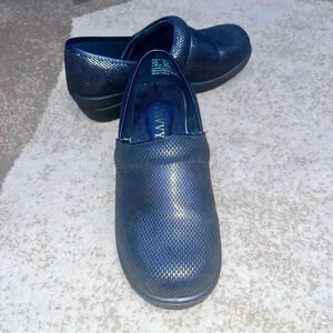 Savvy nursing non slip clogs dark brown sz